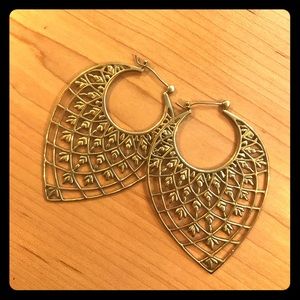 Teardrop earrings by Tawapa. Gold plated.